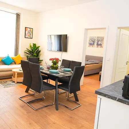 Stunning In Historical Center Apartman